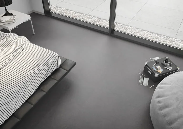 Donkergrijze PVC tegelvloer met betonlook