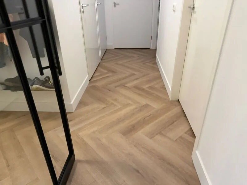 PVC visgraat vloer op de overloop van een woning in Amsterdam